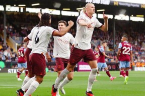 英雄联盟台服官网地址入口-塞维利亚迎欧超杯关键赛；赛前战术微调；引发热议；更衣室氛围转暖