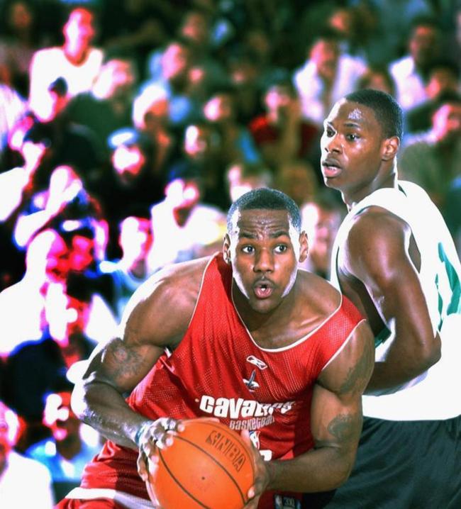 达拉斯独行侠训练开放日，窗口期再遭质疑引欢呼，社区盾在即，更衣室氛围转暖